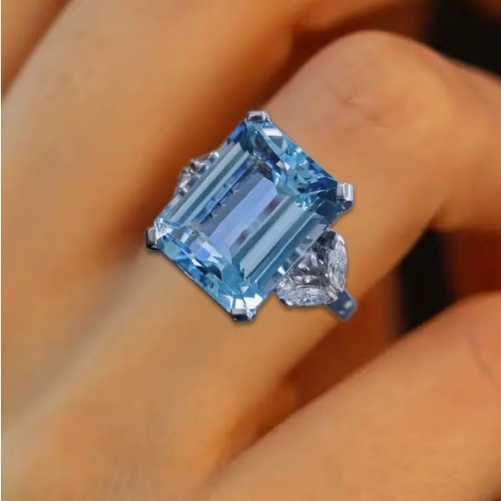 🩵 NEW Elegant Sparkling Blue Crystal 4 Carat Ring 🩵